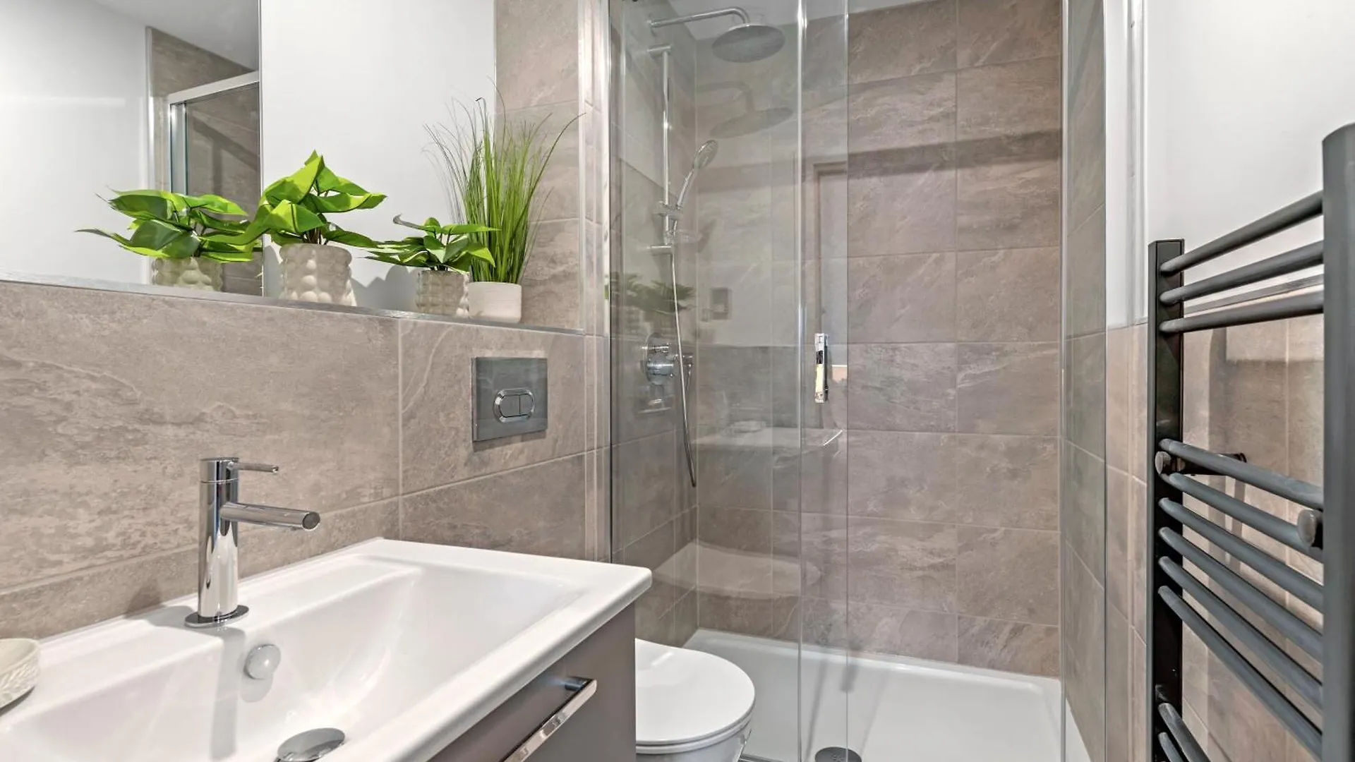 Apartment 21 Two Bedroom- With Secure Parking And Free Onsite Gym York